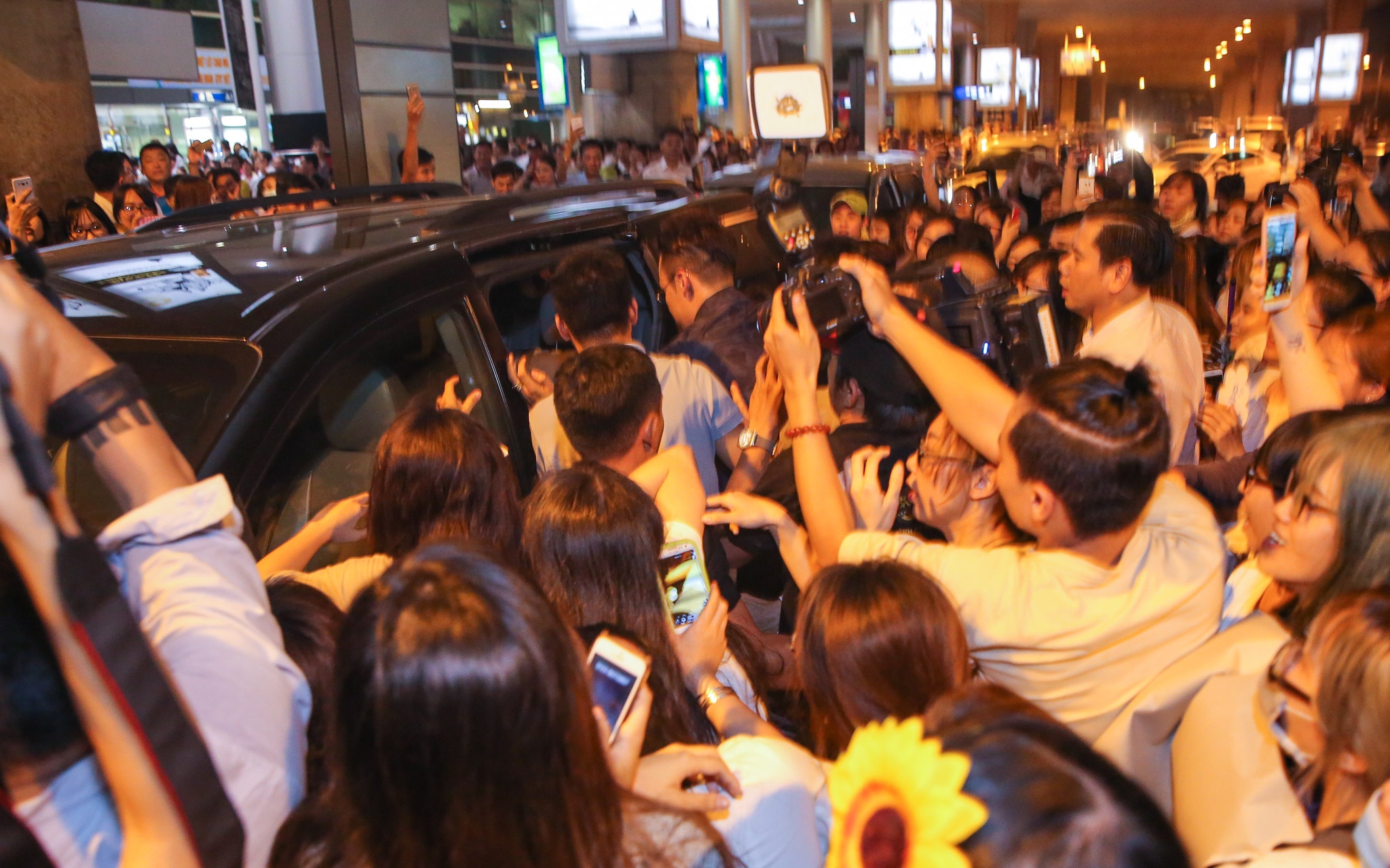 Yesung bị fan Việt kéo áo, giật mũ ảnh 2 Yesung bi fan Viet keo ao, giat mu anh 2