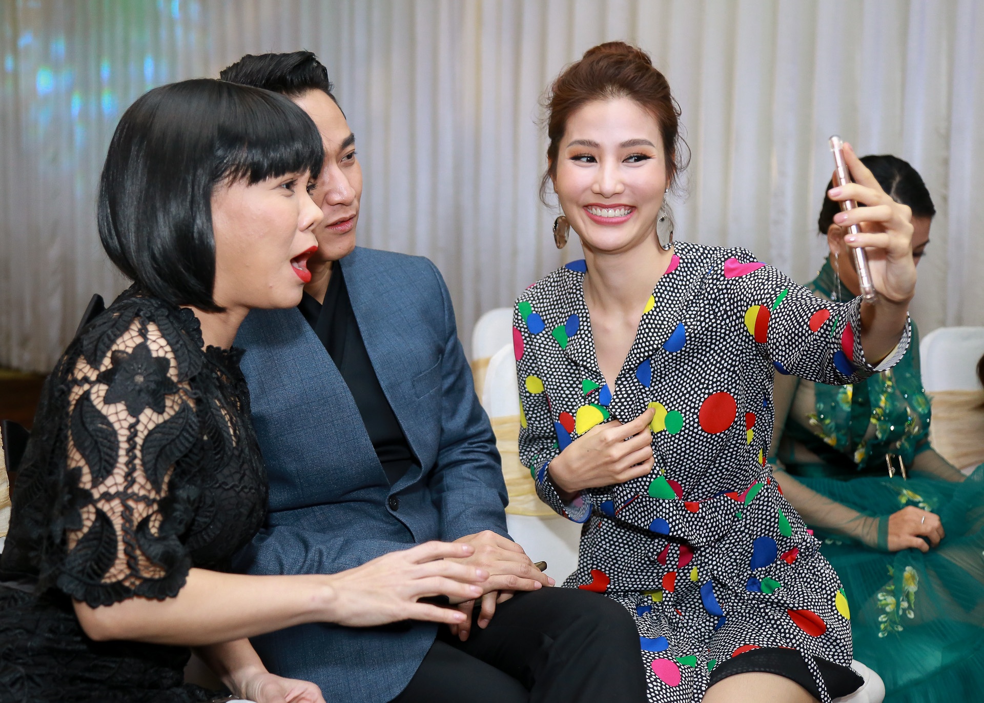 Hứa Vĩ Văn hôn tay Diễm My 9X ảnh 5 Hua Vi Van hon tay Diem My 9X anh 5