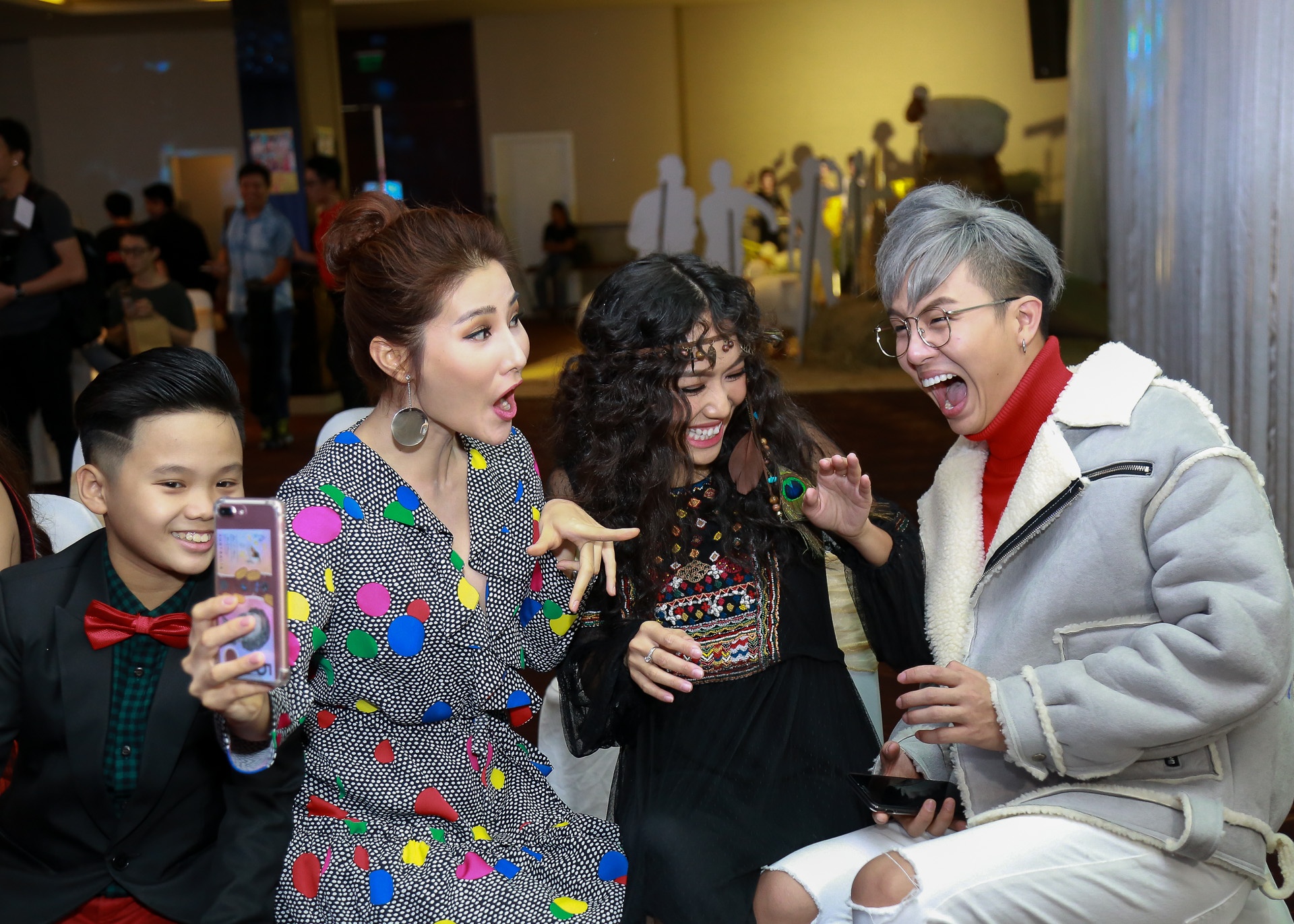 Hứa Vĩ Văn hôn tay Diễm My 9X ảnh 4 Hua Vi Van hon tay Diem My 9X anh 4