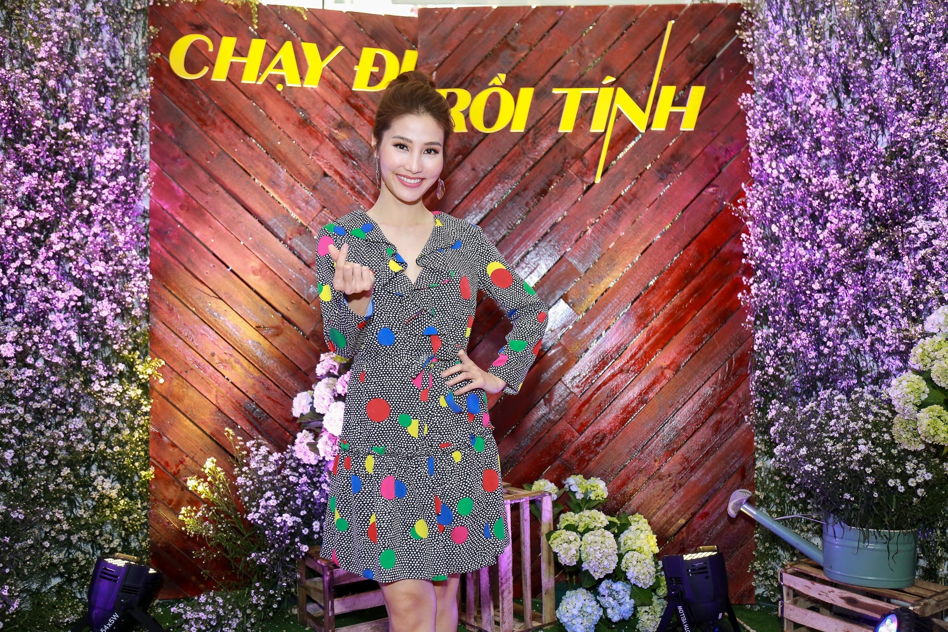 Hứa Vĩ Văn hôn tay Diễm My 9X ảnh 1 Hua Vi Van hon tay Diem My 9X anh 1