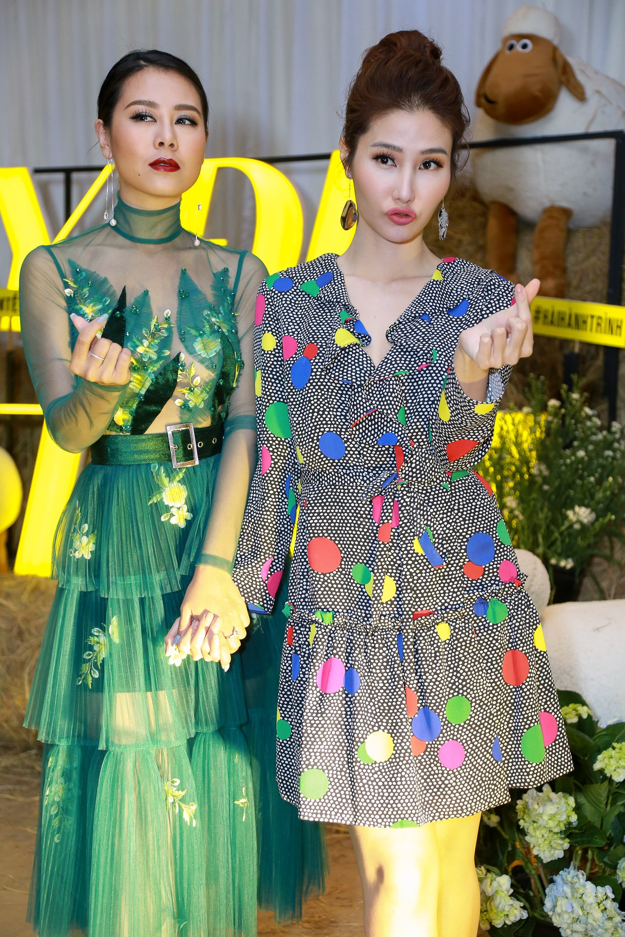 Hứa Vĩ Văn hôn tay Diễm My 9X ảnh 3 Hua Vi Van hon tay Diem My 9X anh 3