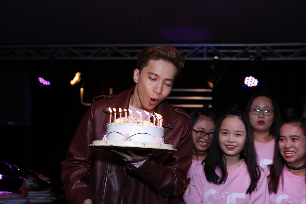 Mai Ngo den chuc mung S.T anh 6