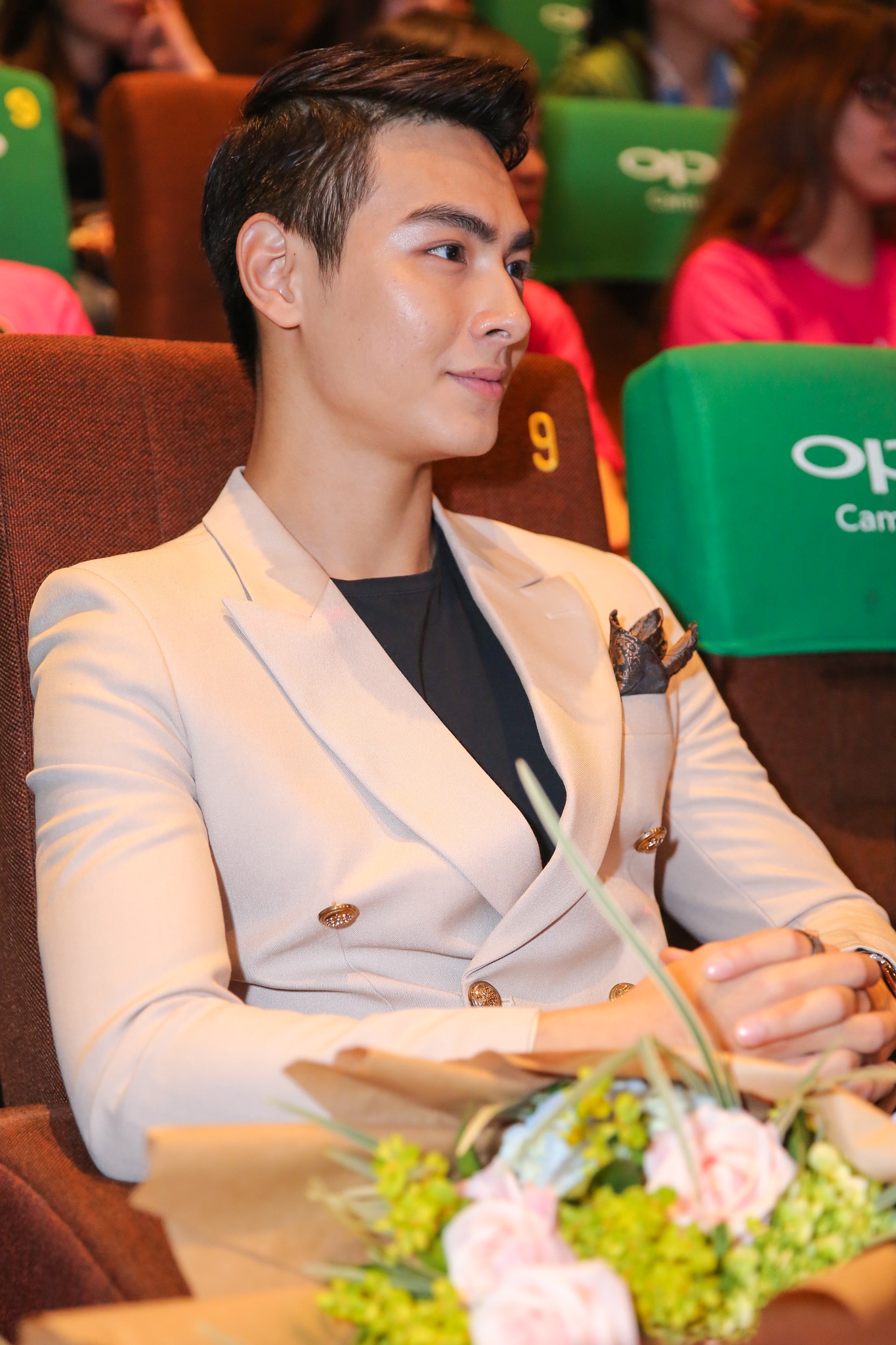 Hari Won va Tran Thanh xuat hien truoc dam cuoi anh 10