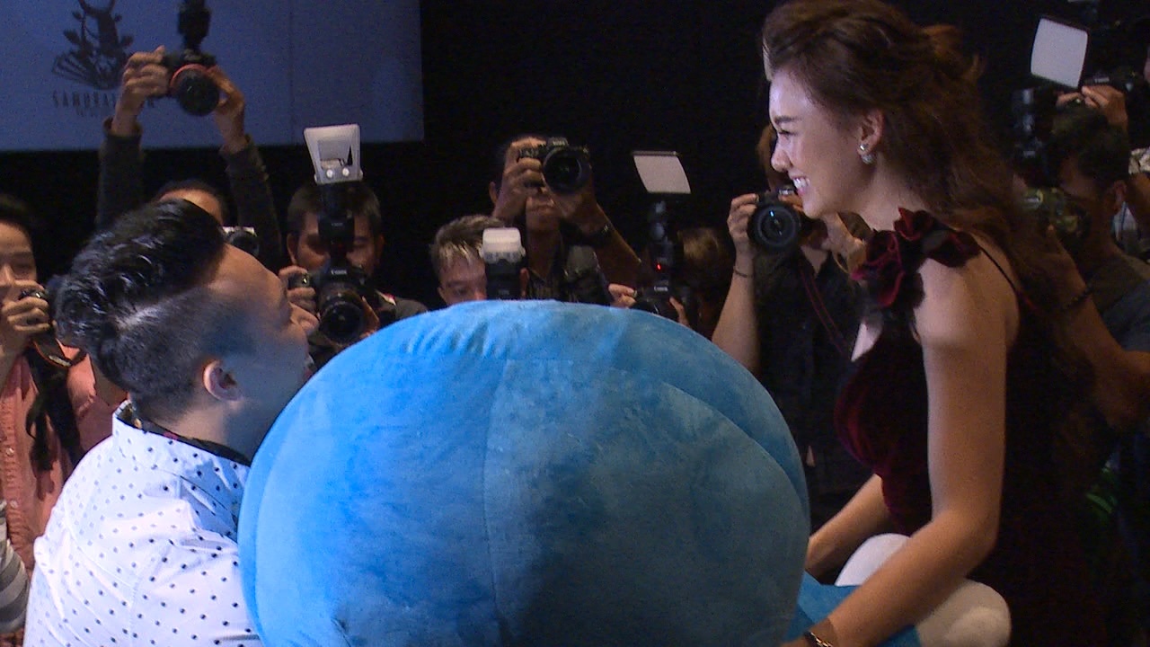 Tran Thanh bat ngo xuat hien tang qua vo sap cuoi o hop bao hinh anh