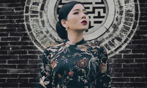 Le Quyen ra Hue chup anh cho album moi hinh anh