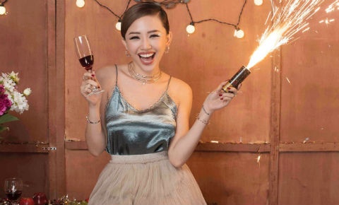 Toc Tien xinh tuoi trong bo anh don Giang sinh hinh anh