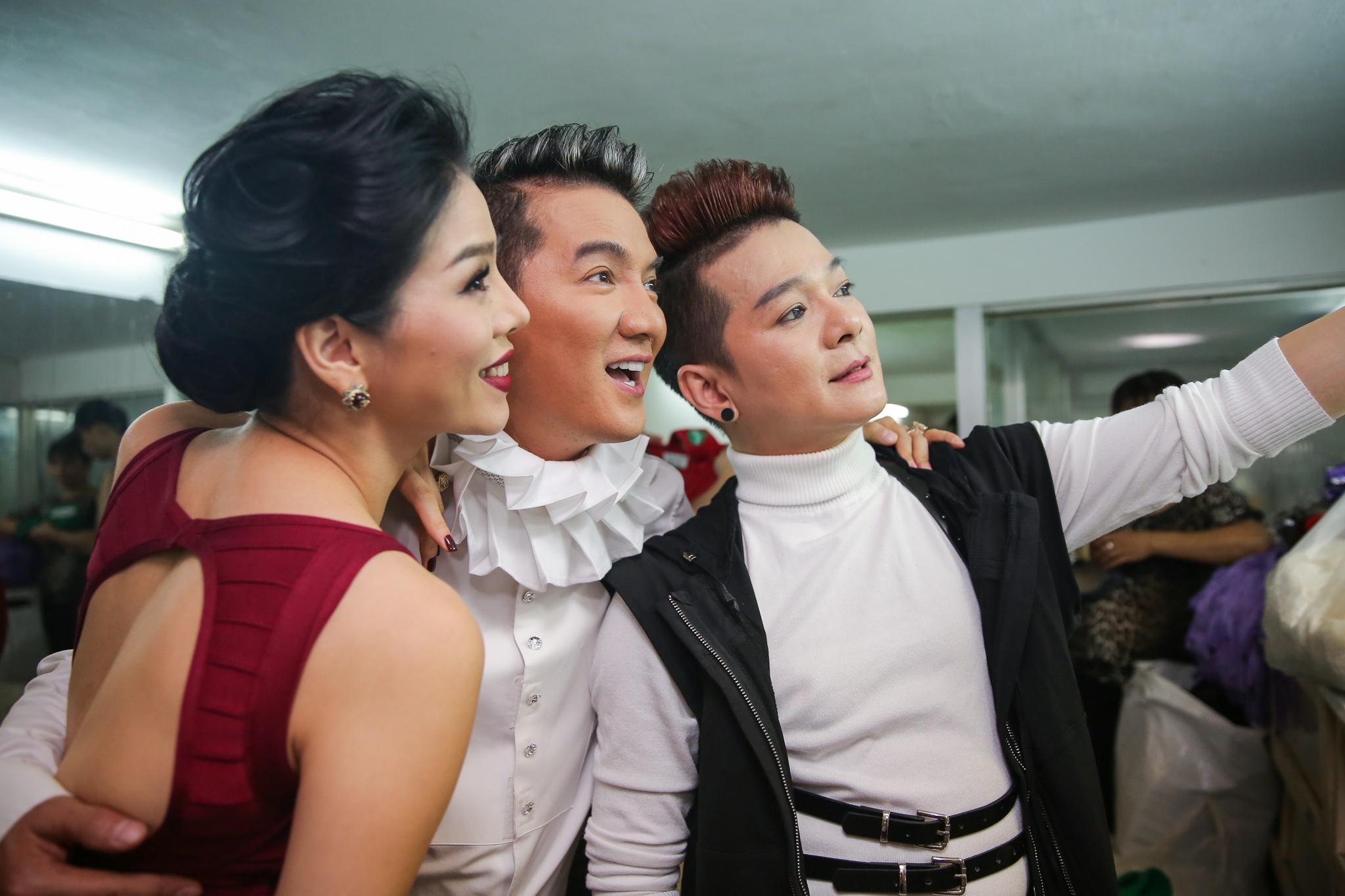 Dam Vinh Hung vui ve trong hau truong live show hinh anh