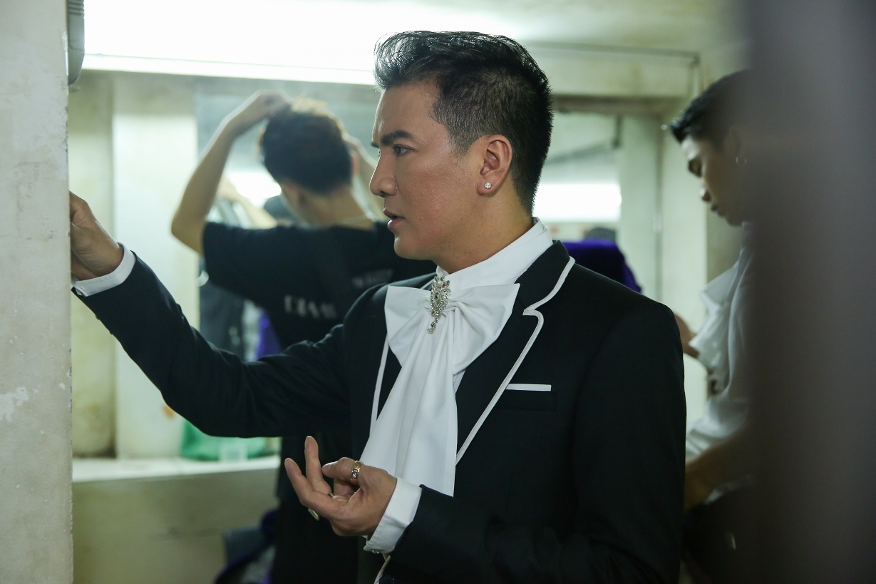 Hau truong live show Dam Vinh Hung anh 7