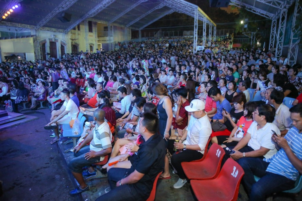Hau truong live show Dam Vinh Hung anh 1