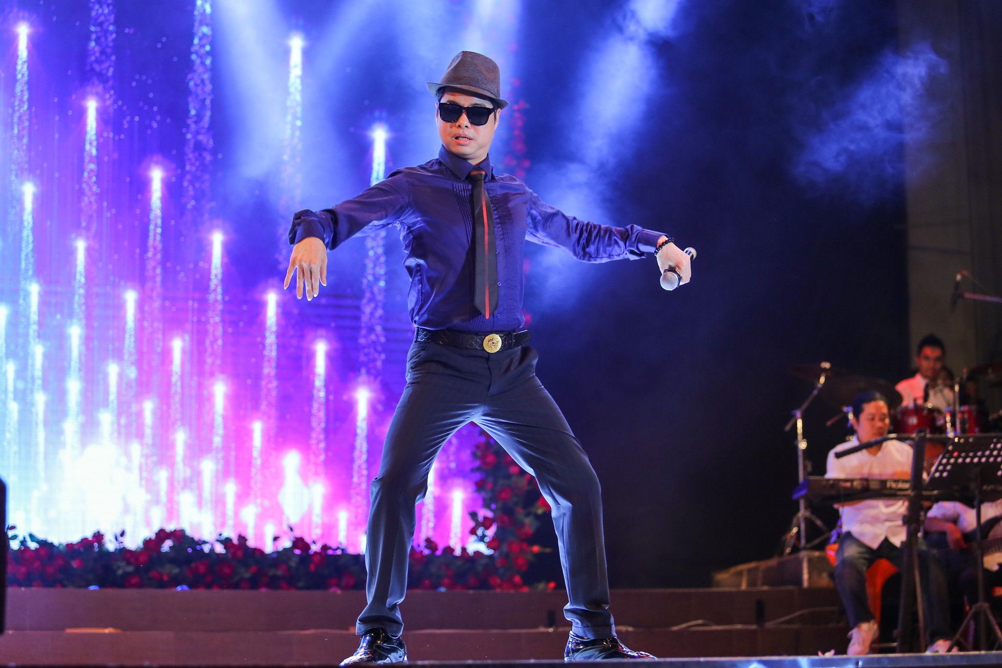 Duong Trieu Vu hon Dam Vinh Hung anh 8