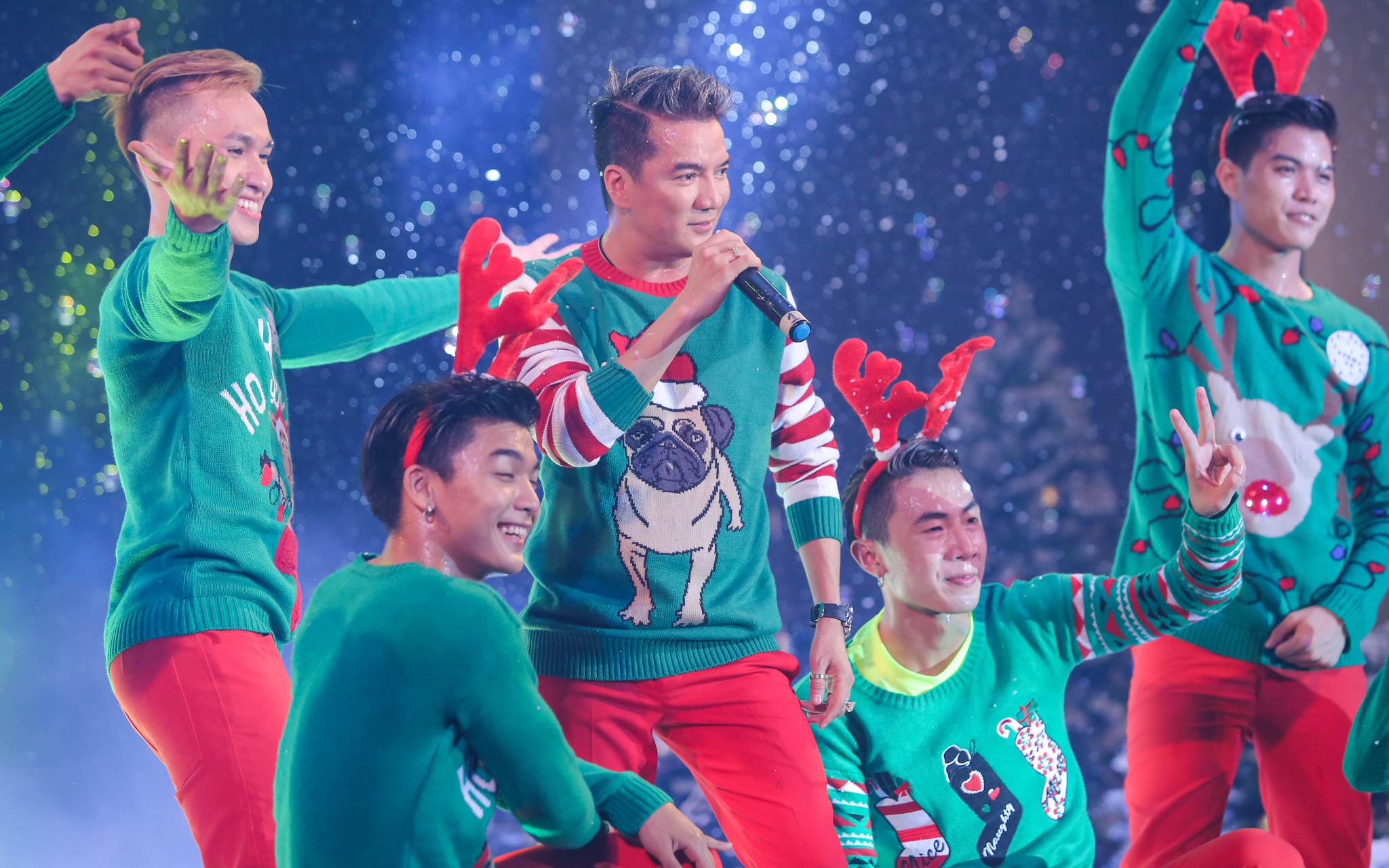 Duong Trieu Vu hon Dam Vinh Hung anh 15