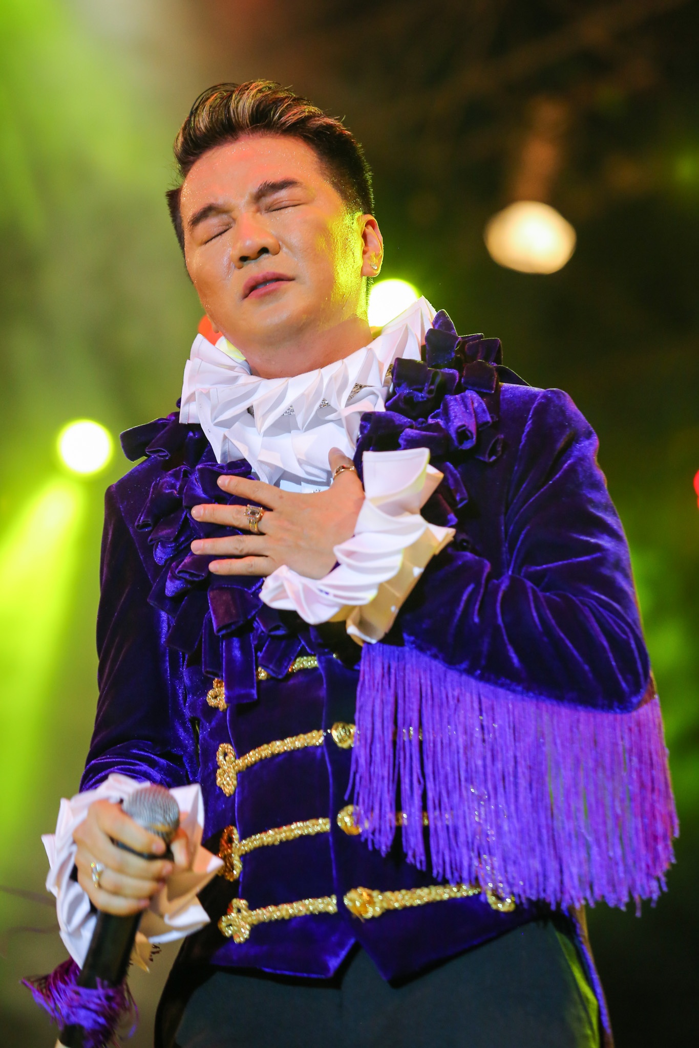 Duong Trieu Vu hon Dam Vinh Hung anh 3