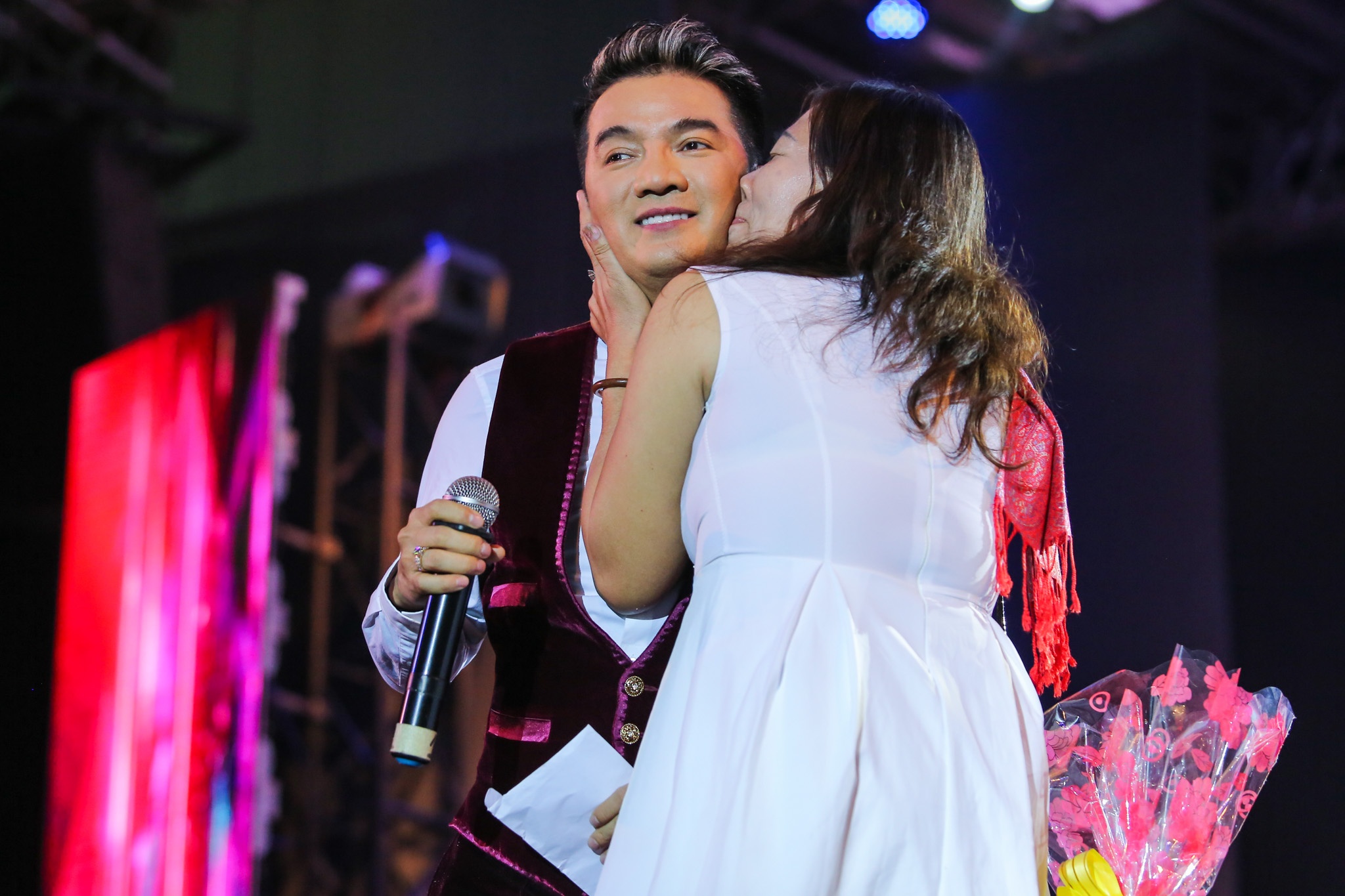 Duong Trieu Vu hon Dam Vinh Hung anh 13