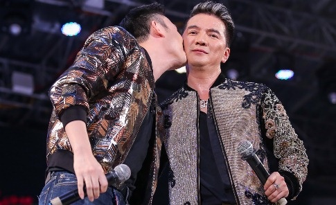 Duong Trieu Vu hon Dam Vinh Hung truoc 2.000 khan gia hinh anh