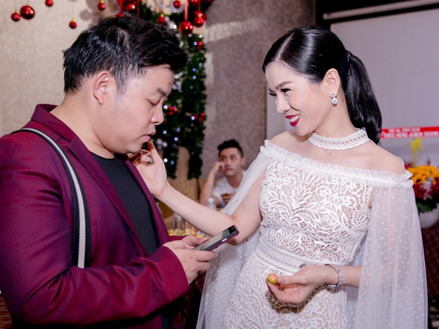 Lệ Quyên thân thiết với Quang Lê ở sự kiện ảnh 4 Le Quyen than thiet voi Quang Le o su kien anh 4