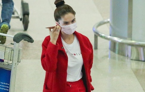 Ngoc Trinh bit kin mat khi ve nuoc sau ky nghi voi ban trai hinh anh