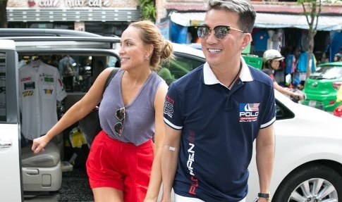 Dam Vinh Hung nam tay dua Thanh Ha di chon do hinh anh