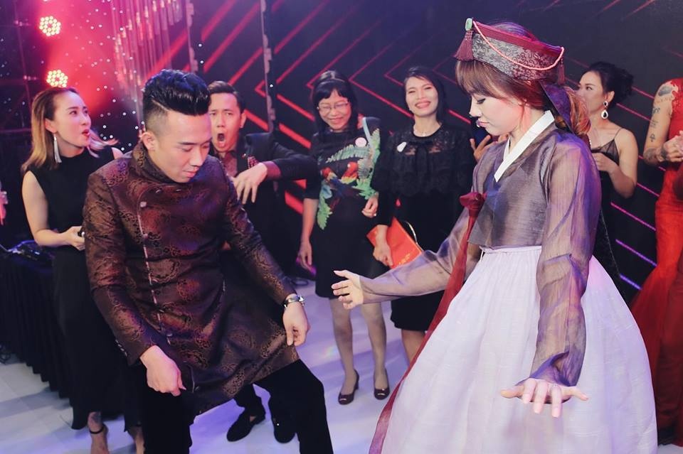 Tran Thanh, Hari Won nhay sung cung dan sao Viet hinh anh