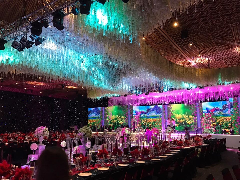 Khong gian tiec cuoi co tich cua Tran Thanh va Hari Won hinh anh