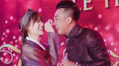 Tran Thanh om Hari Won khoc khi hat tren san khau hinh anh