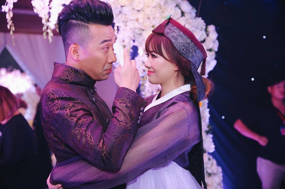 Tran Thanh va Hari Won om nhau khoc trong le cuoi hinh anh