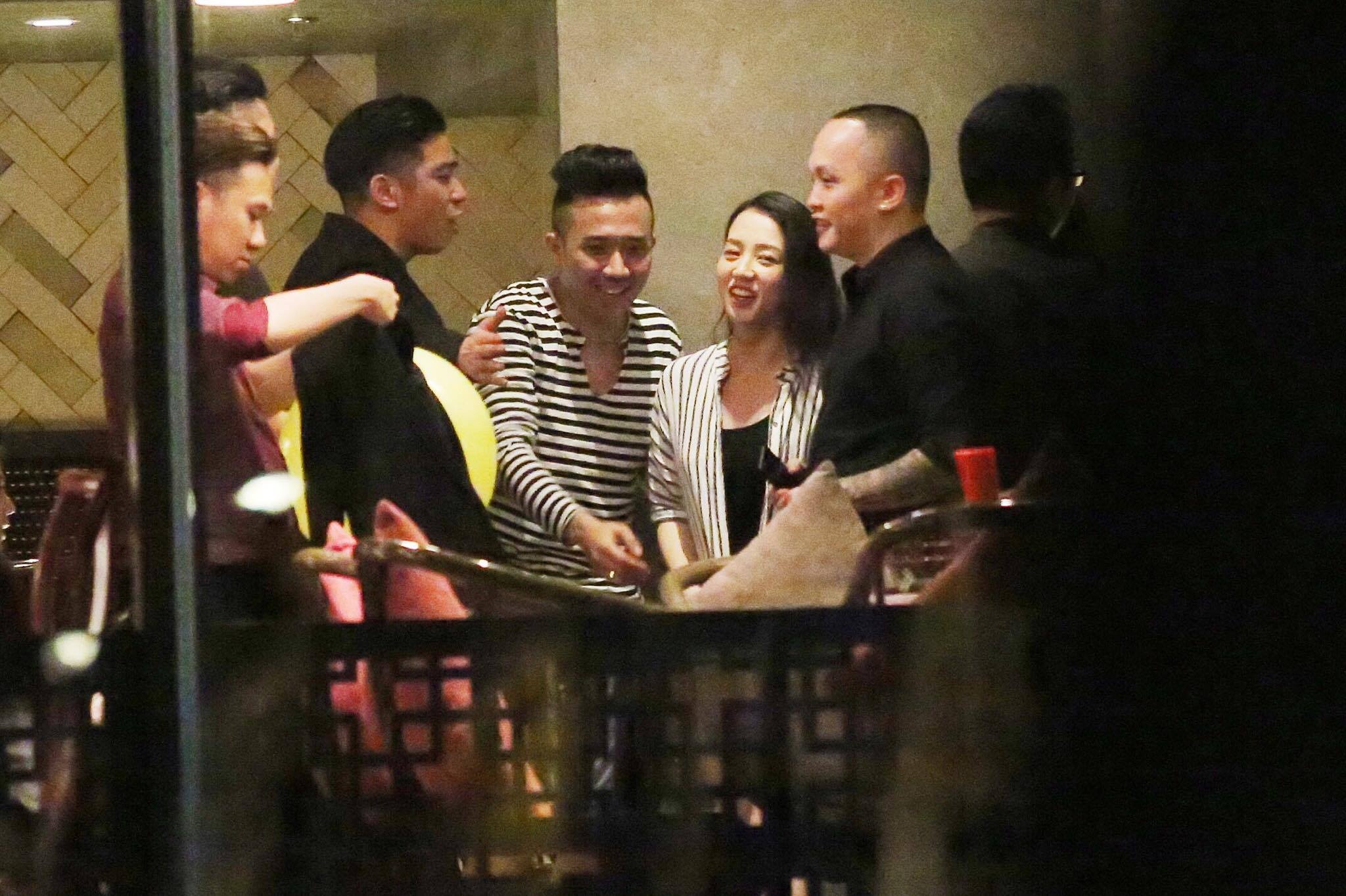 Tran Thanh dua vo di an khuya anh 7