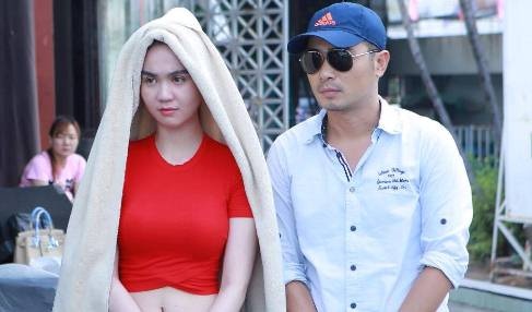 Ngoc Trinh trum khan khi den san khau tap kich hinh anh