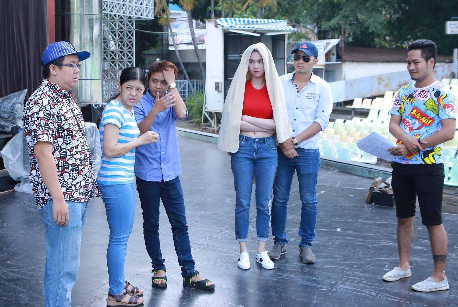 Ngoc Trinh trum khan len san khau tap kich anh 4