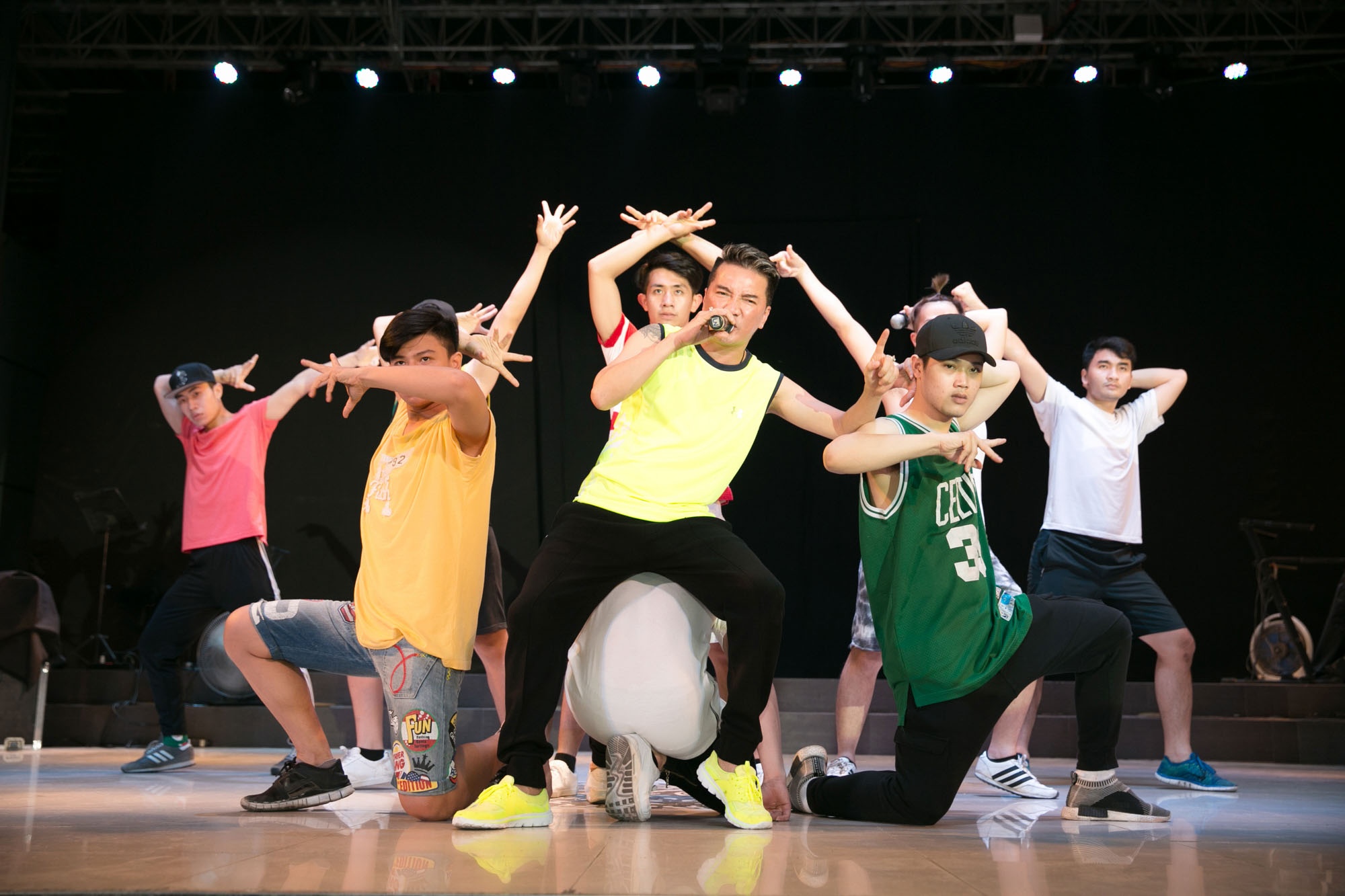 Dam Vinh Hung mang doi canh 4 USD len san khau anh 6