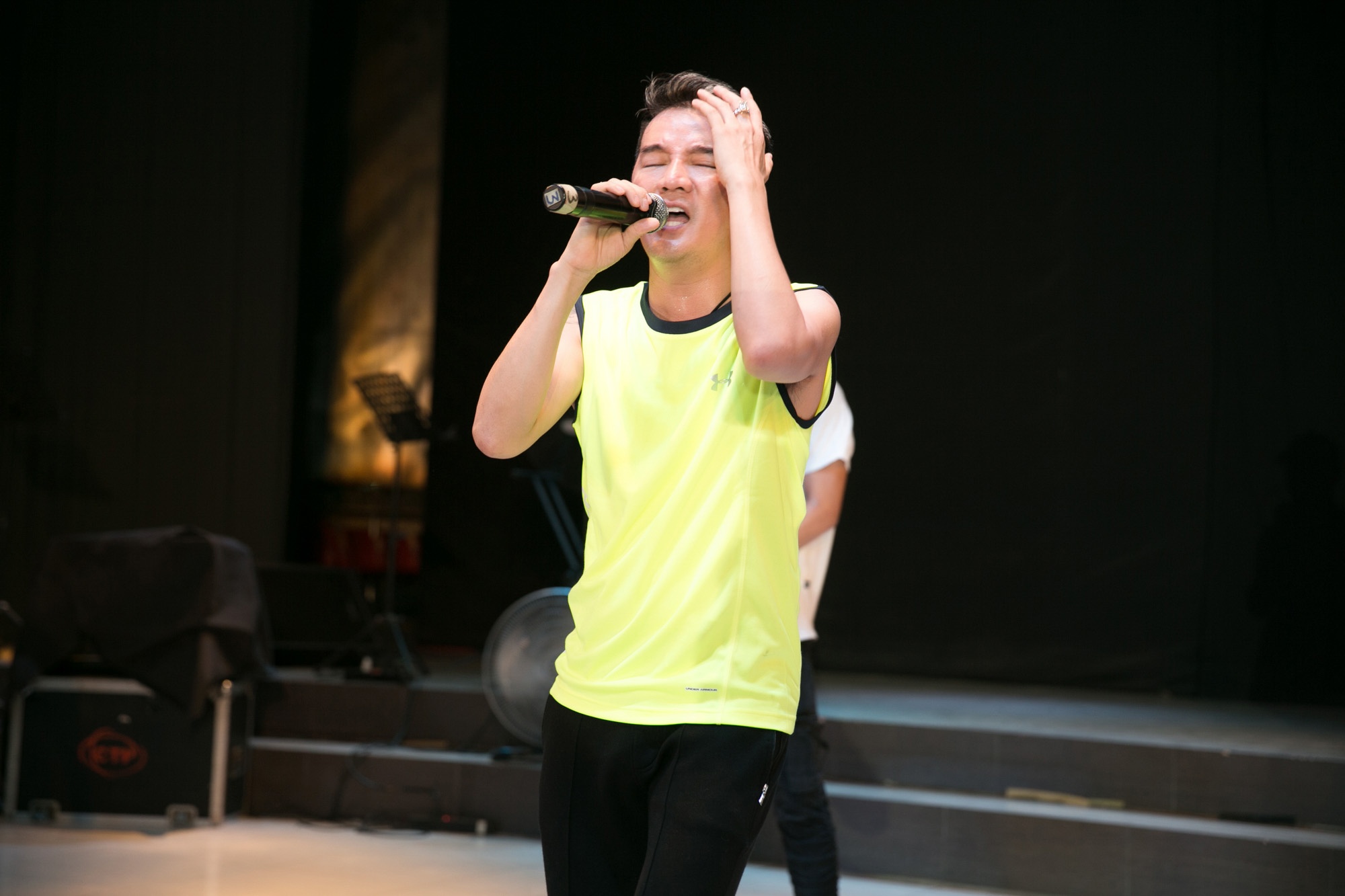 Dam Vinh Hung mang doi canh 4 USD len san khau anh 7