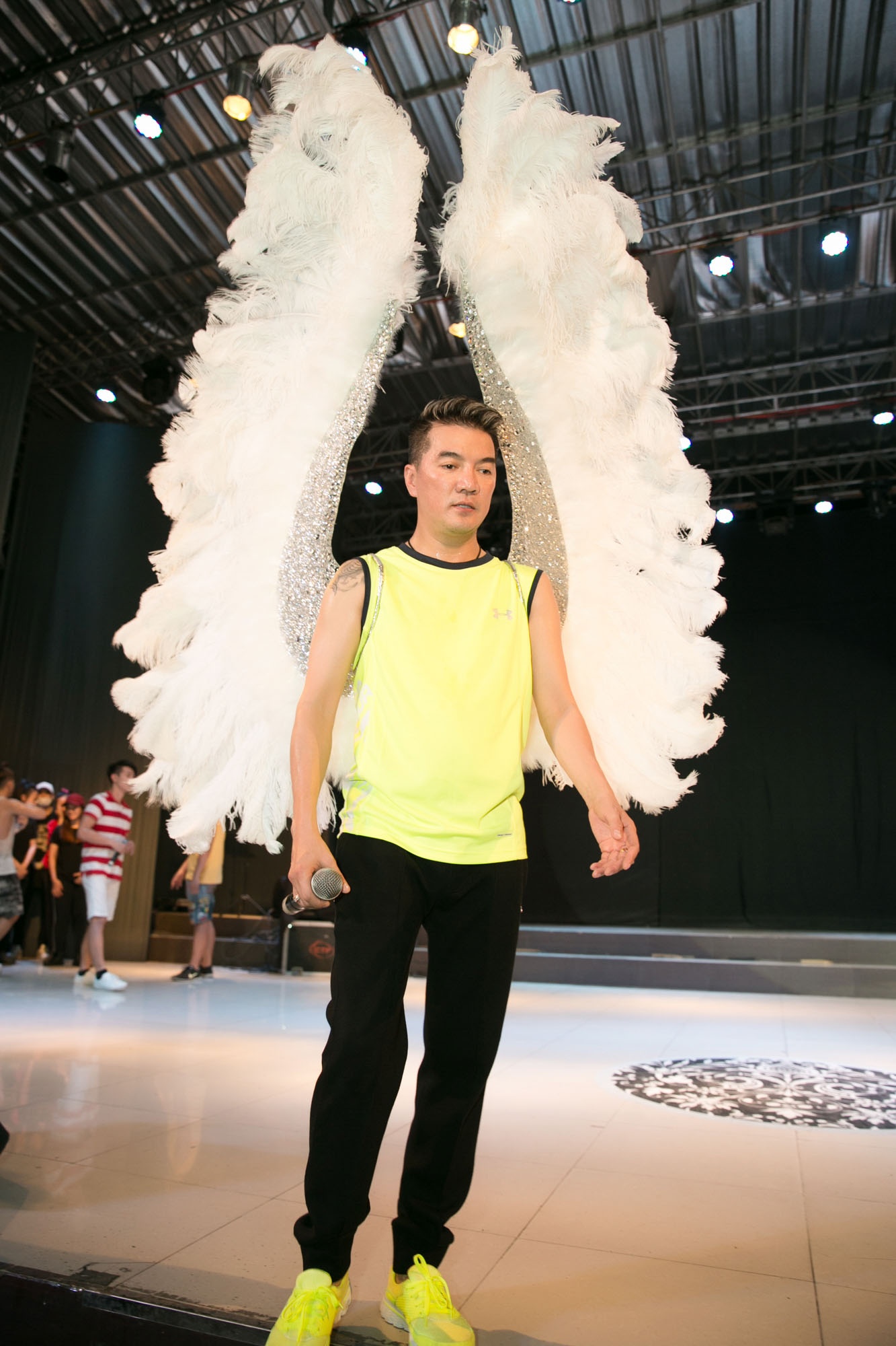 Dam Vinh Hung mang doi canh 4 USD len san khau anh 1