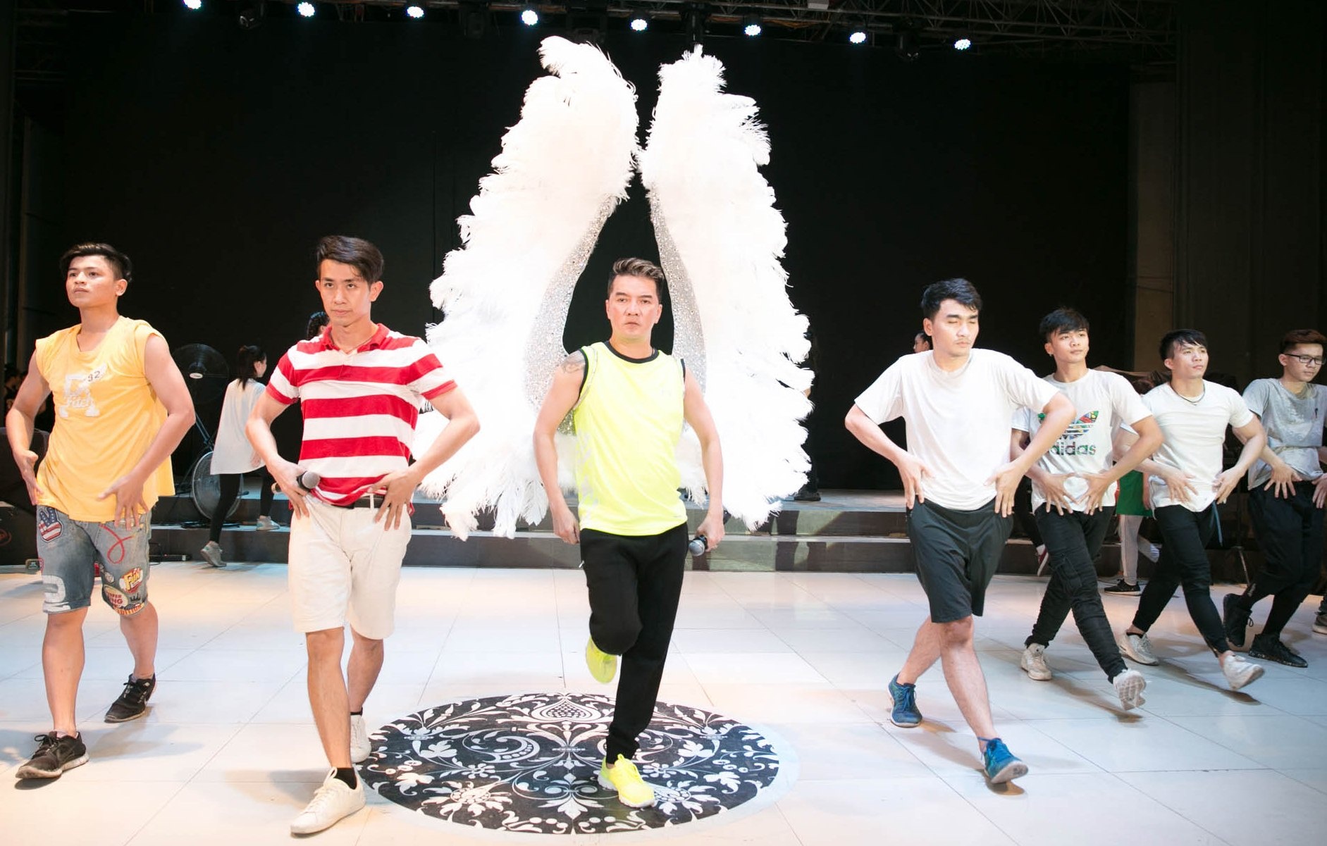 Dam Vinh Hung mang doi canh 4 USD len san khau anh 3