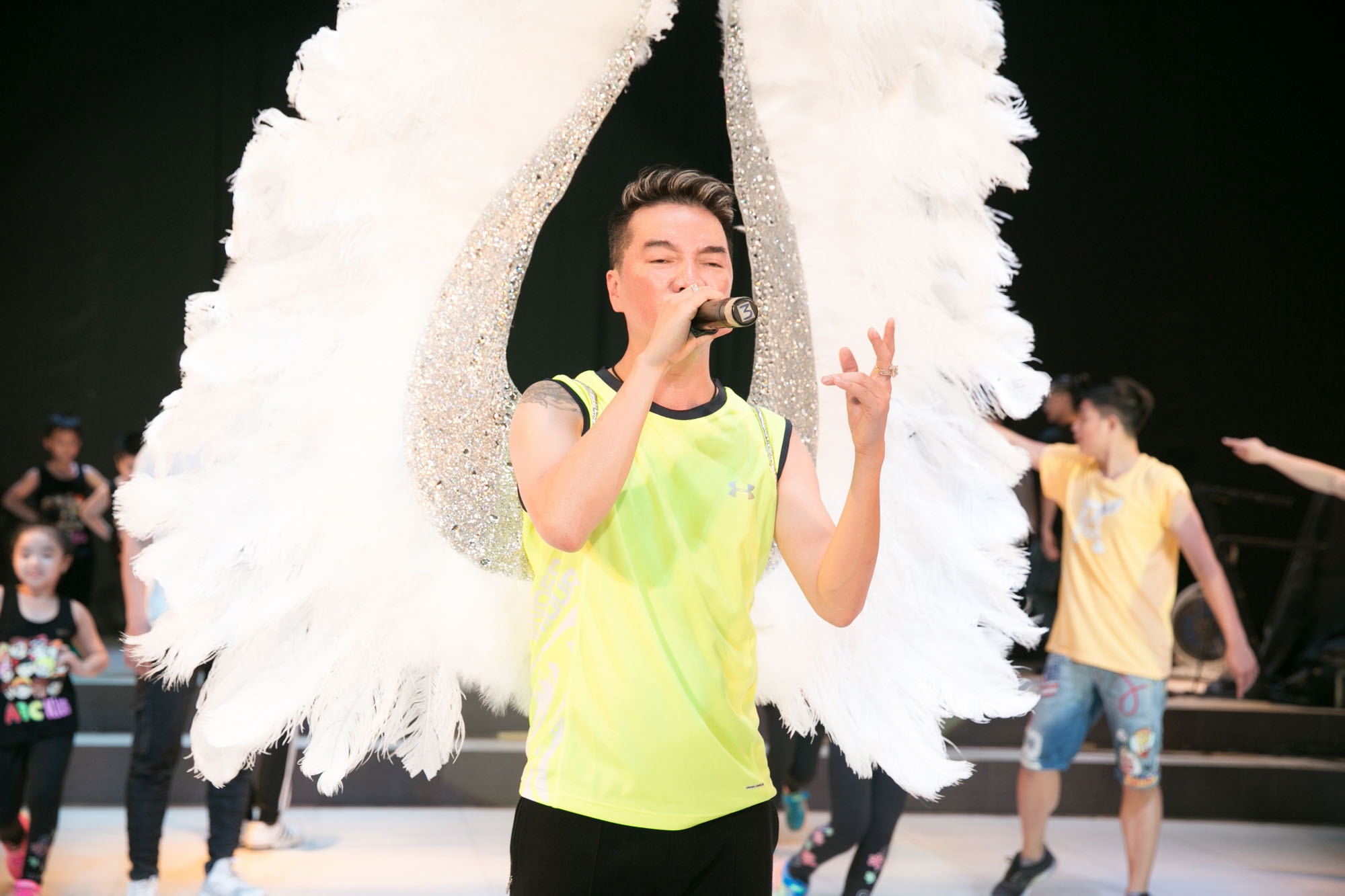 Dam Vinh Hung mang doi canh 4 USD len san khau anh 2