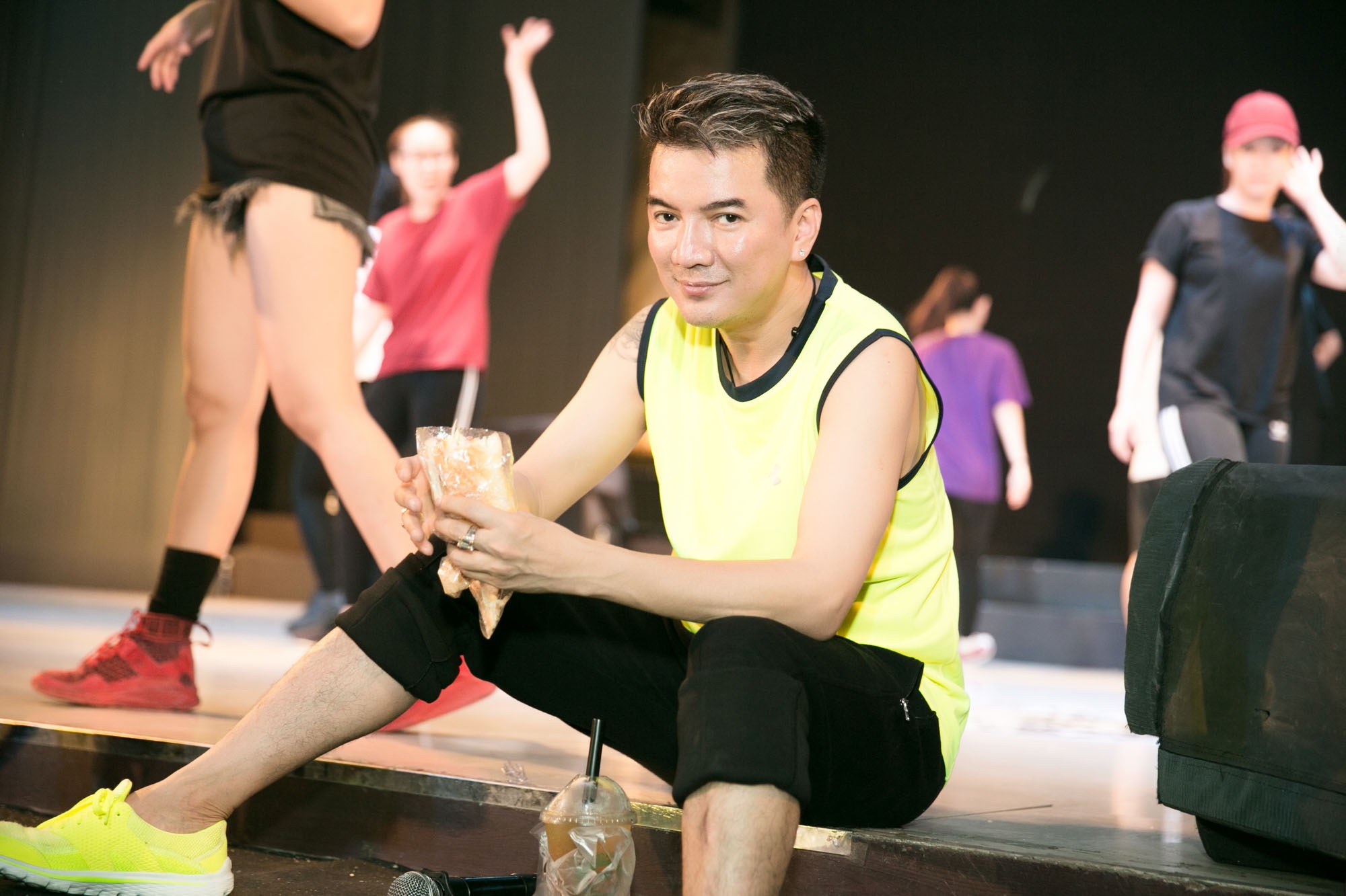 Dam Vinh Hung mang doi canh 4 USD len san khau anh 8