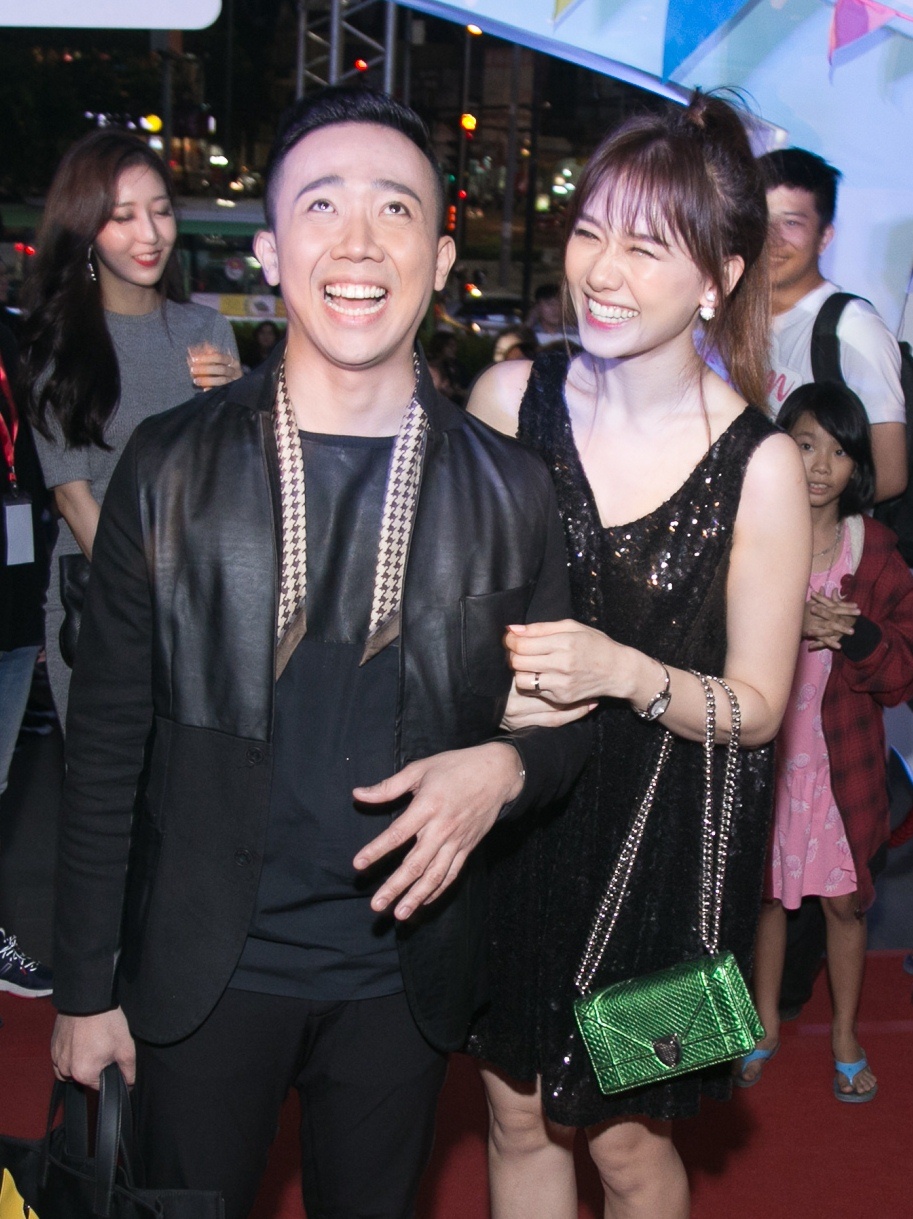 Trấn Thành đưa Hari Won đi ra mắt phim mới ảnh 2 Tran Thanh dua Hari Won di ra mat phim moi anh 2