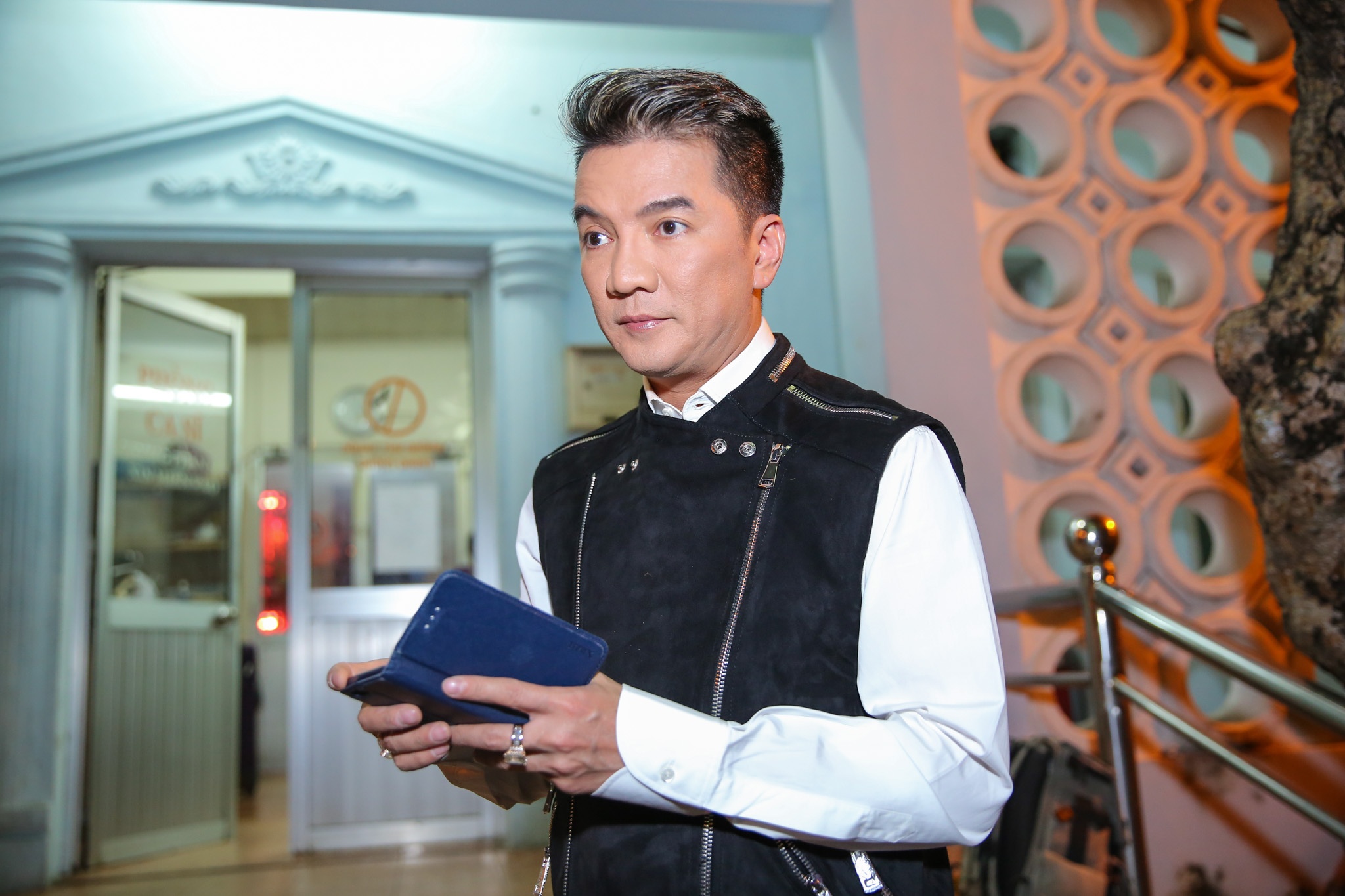 Ngọc Trinh diện đầm hai dây đi diễn hài ảnh 8 Ngoc Trinh dien dam hai day di dien hai anh 8