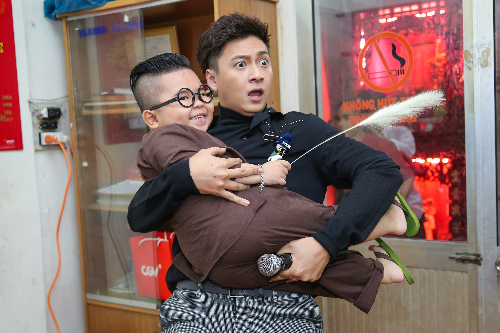 Ngọc Trinh diện đầm hai dây đi diễn hài ảnh 7 Ngoc Trinh dien dam hai day di dien hai anh 7