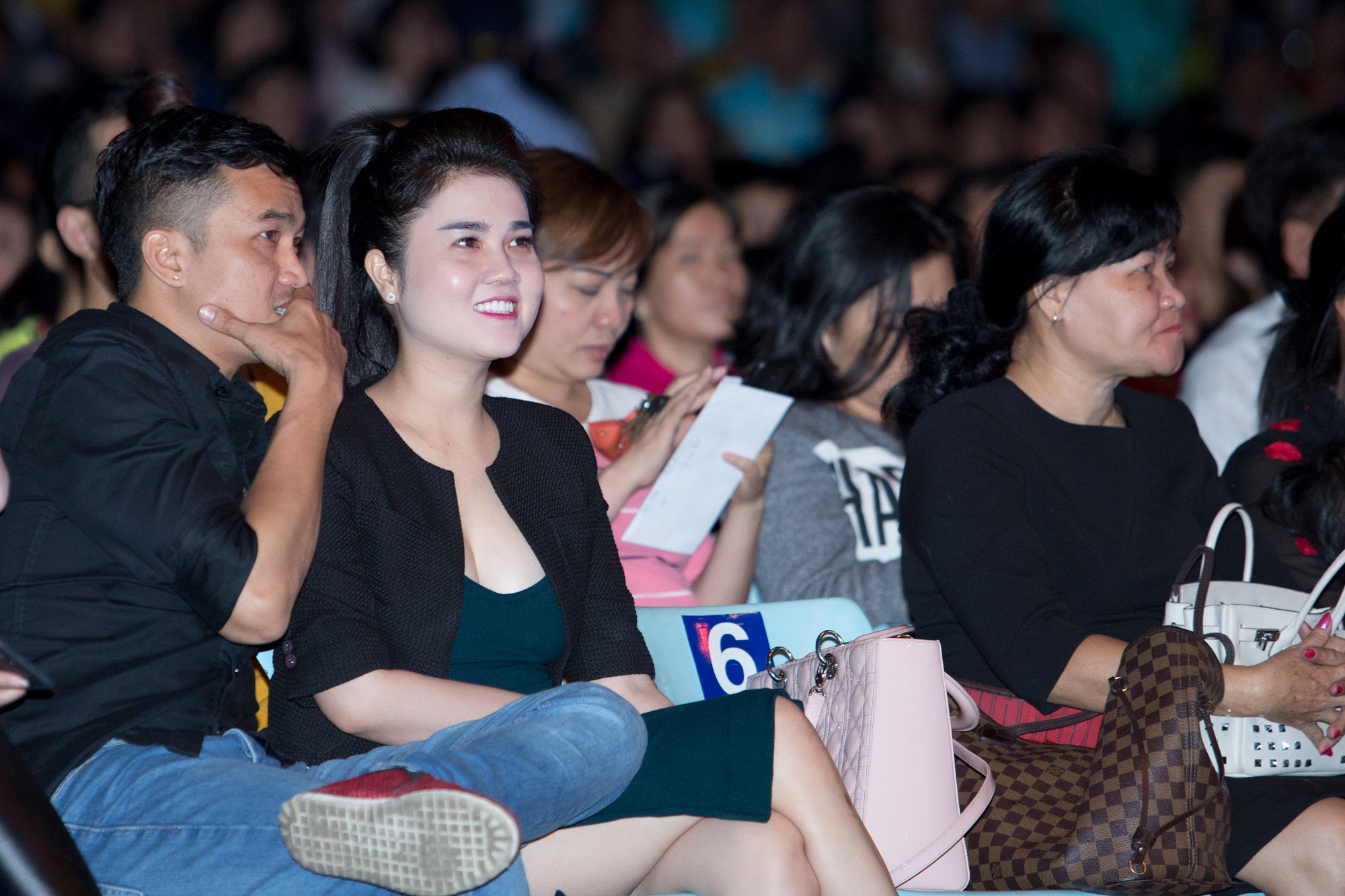 Ngoc Trinh duoc gia dinh co vu khi dong hai anh 6