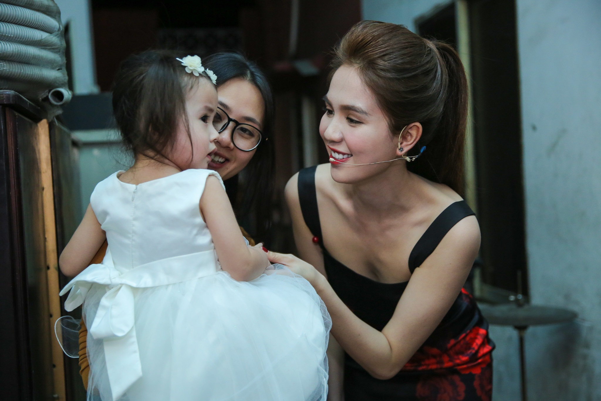 Ngọc Trinh diện đầm hai dây đi diễn hài ảnh 4 Ngoc Trinh dien dam hai day di dien hai anh 4