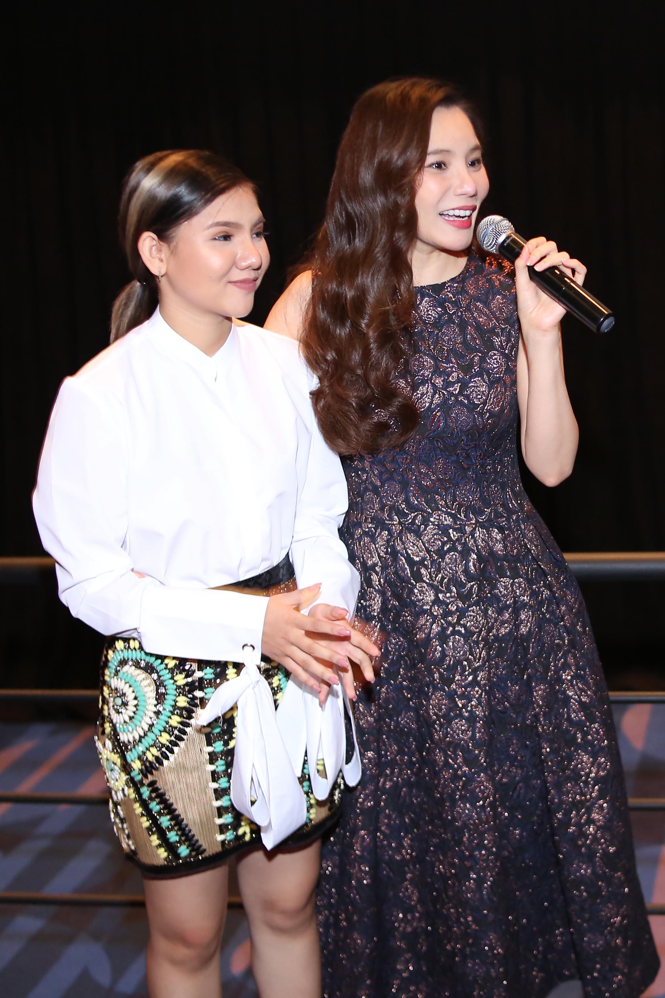 Ho Quynh Huong tang nhan vien ve xem phim anh 2