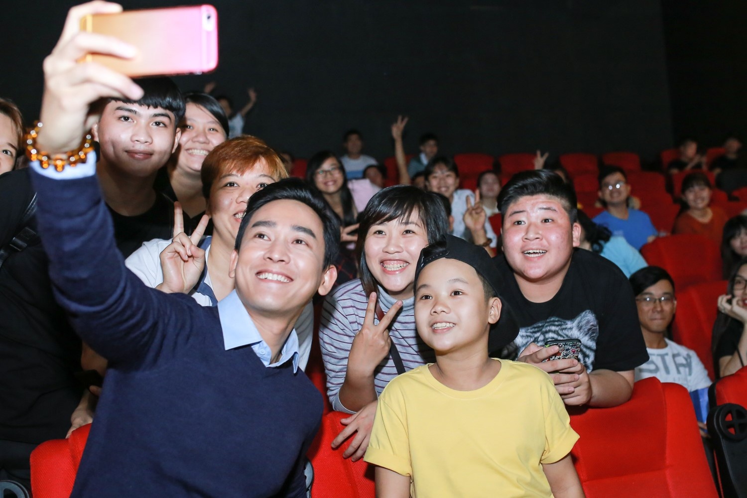 Ho Quynh Huong tang nhan vien ve xem phim anh 5