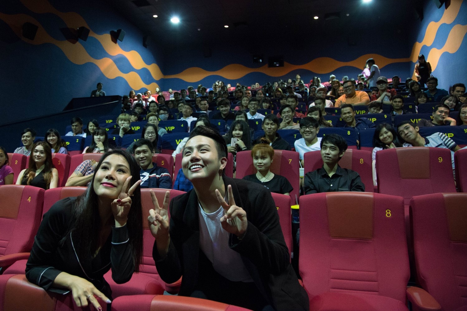 Ho Quynh Huong tang nhan vien ve xem phim anh 6