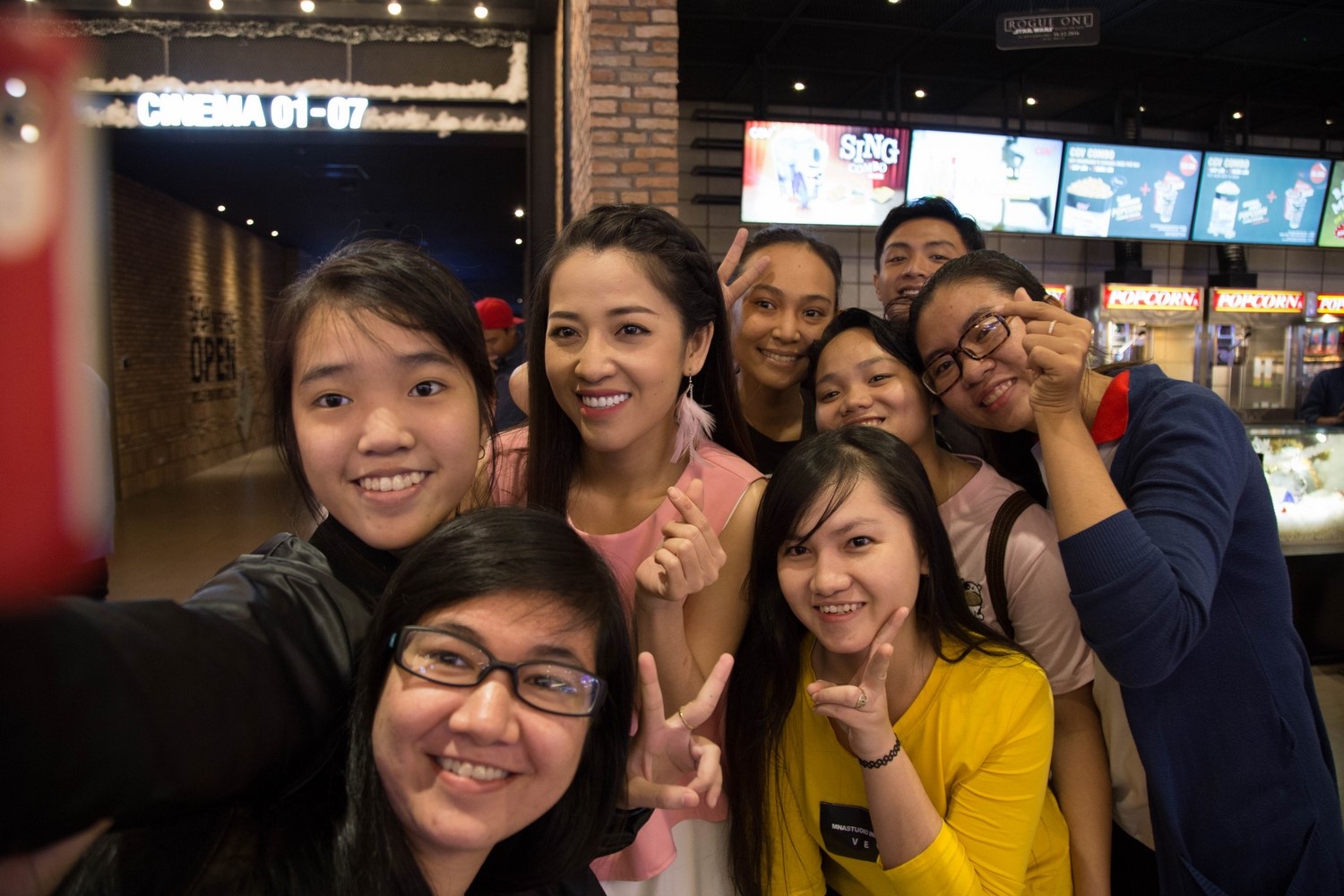 Ho Quynh Huong tang nhan vien ve xem phim anh 7