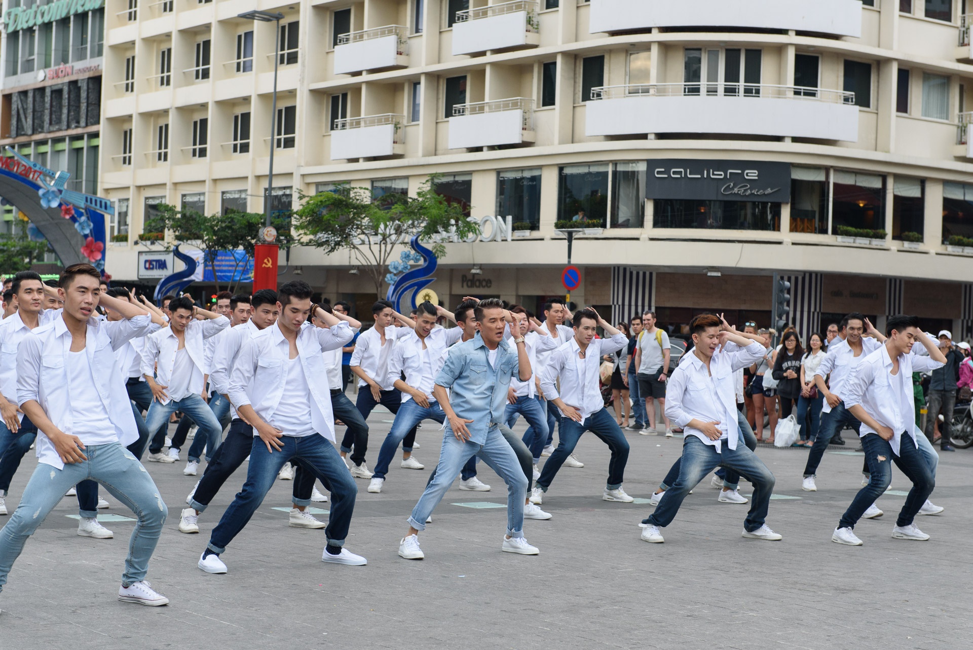 Cuong Do la va Ha Ho cung tham gia MV cua Mr. Dam anh 11