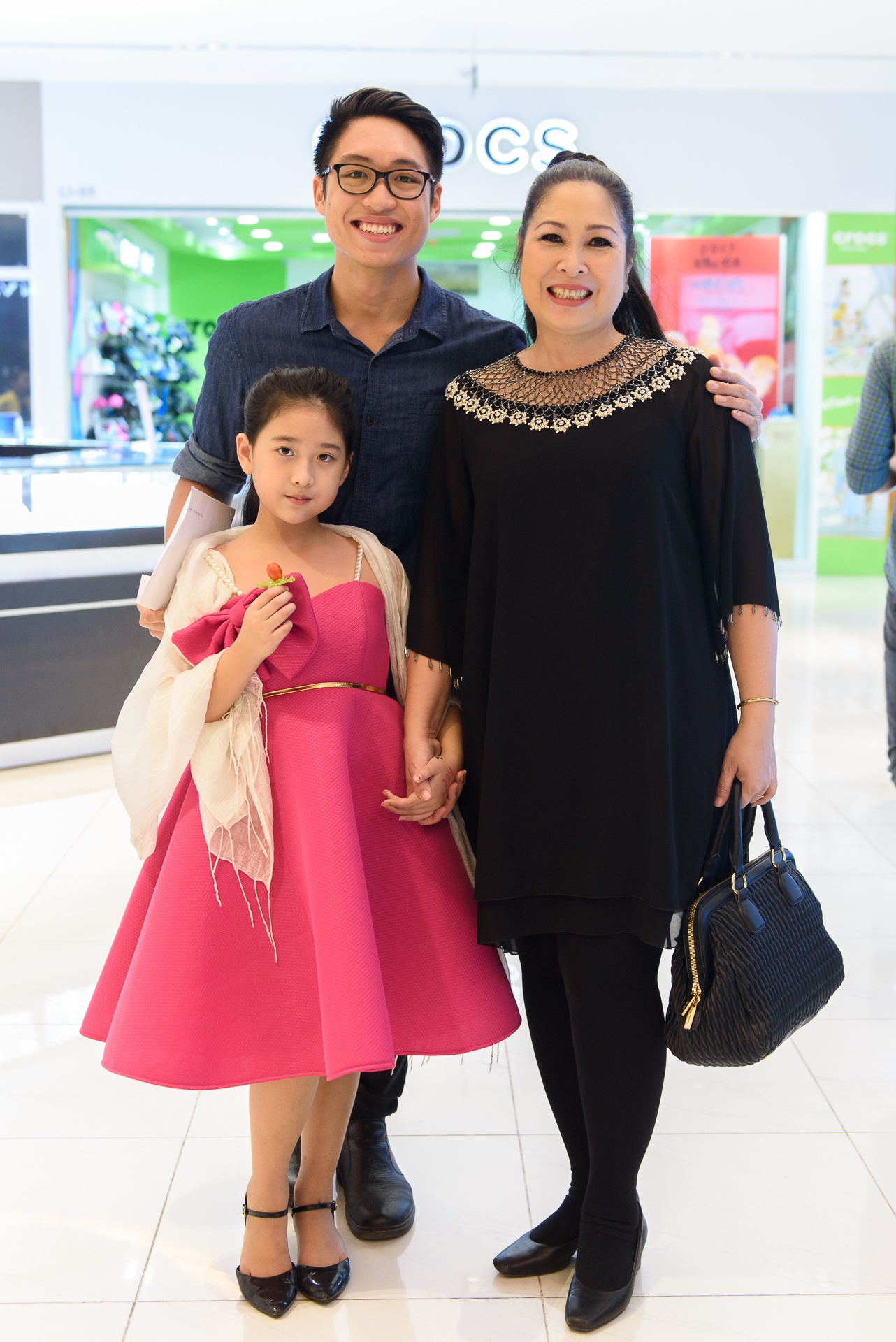 Kieu Minh Tuan va Cat Phuong tinh cam di xem phim anh 8