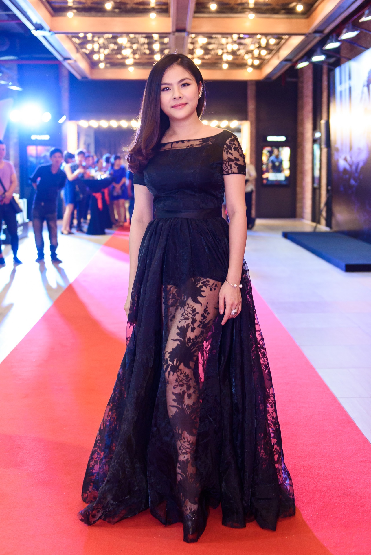 Kieu Minh Tuan va Cat Phuong tinh cam di xem phim anh 3