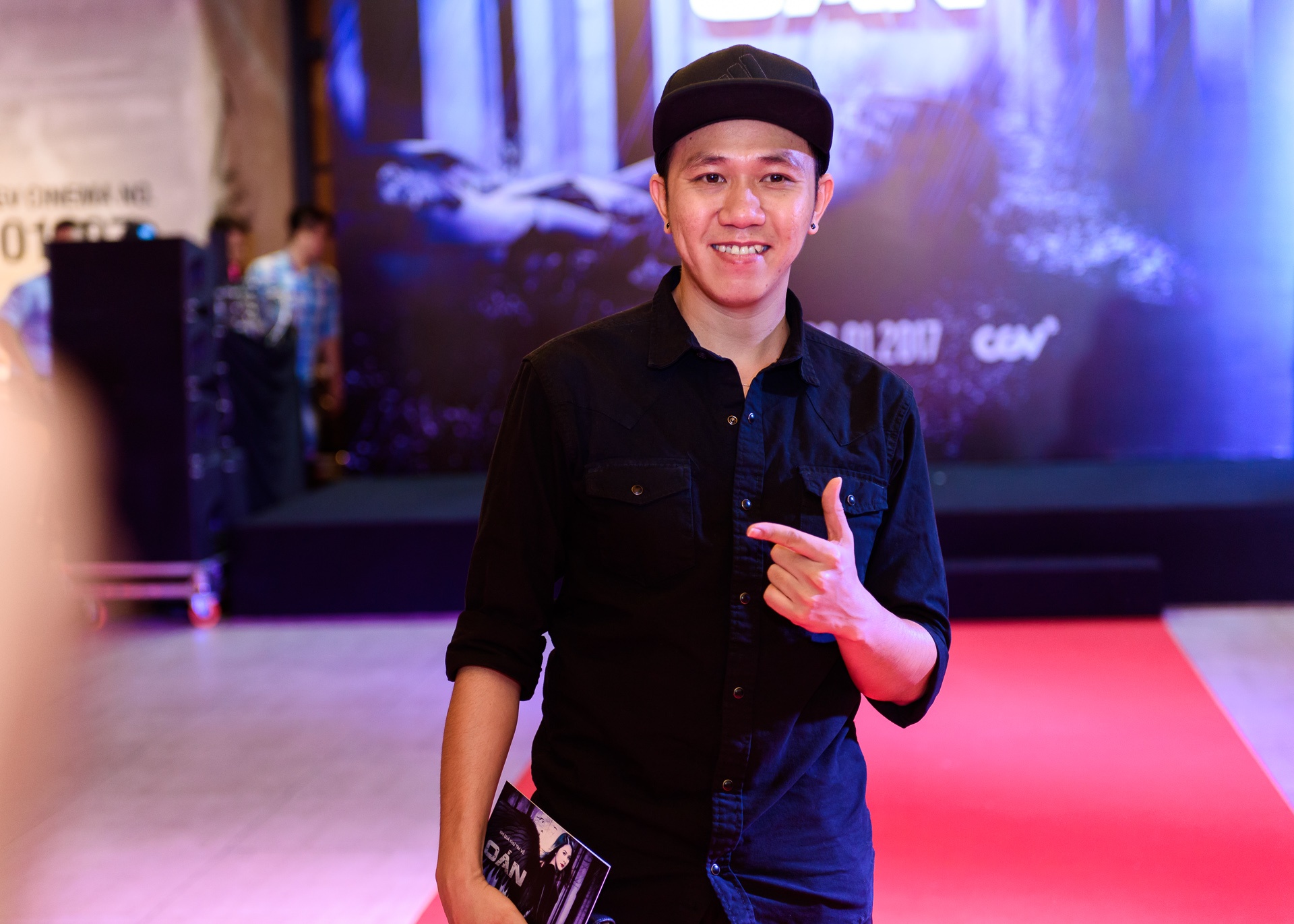 Kieu Minh Tuan va Cat Phuong tinh cam di xem phim anh 11