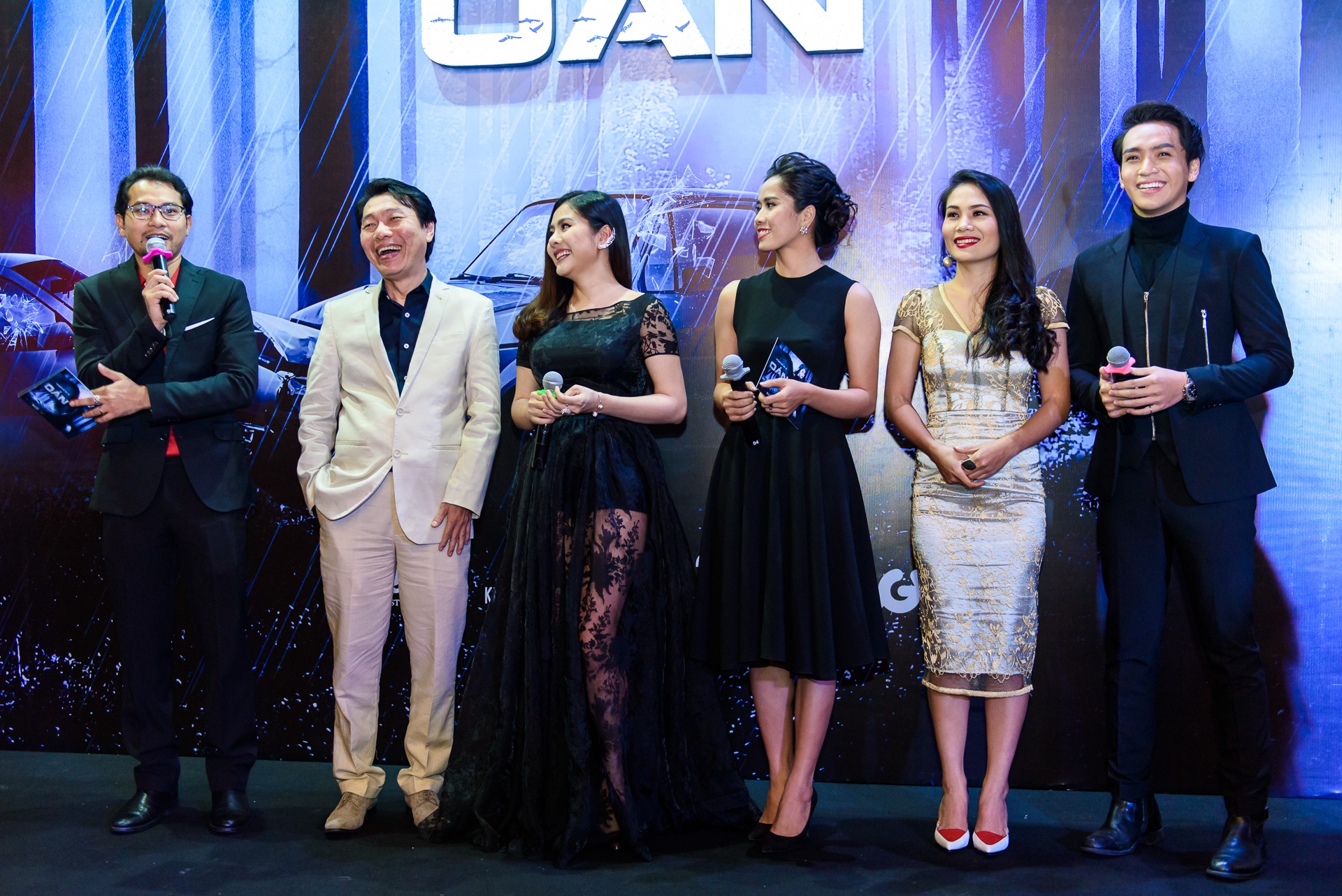 Kieu Minh Tuan va Cat Phuong tinh cam di xem phim anh 13