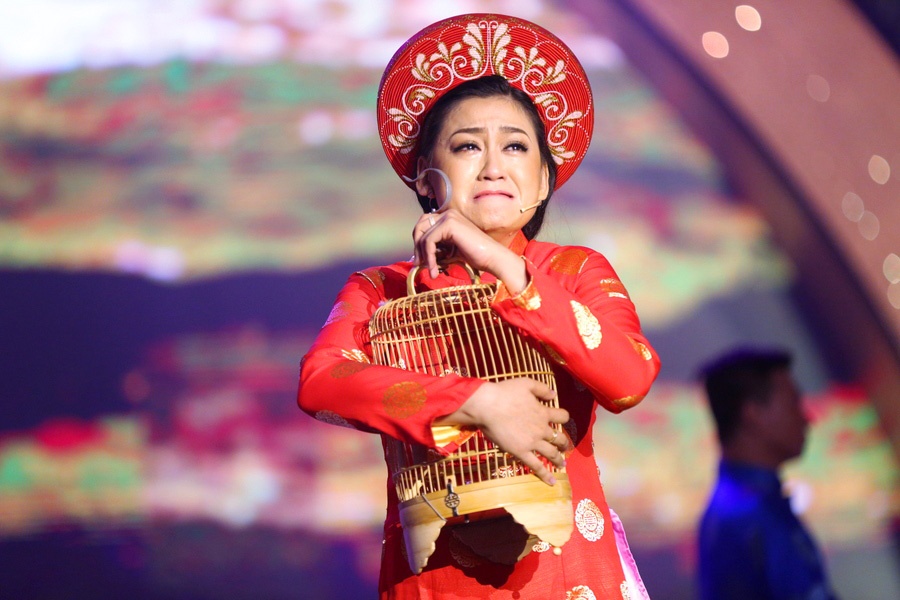 Con gai NSUT Kim Tu Long ke cuoc tinh buon tren san khau hinh anh