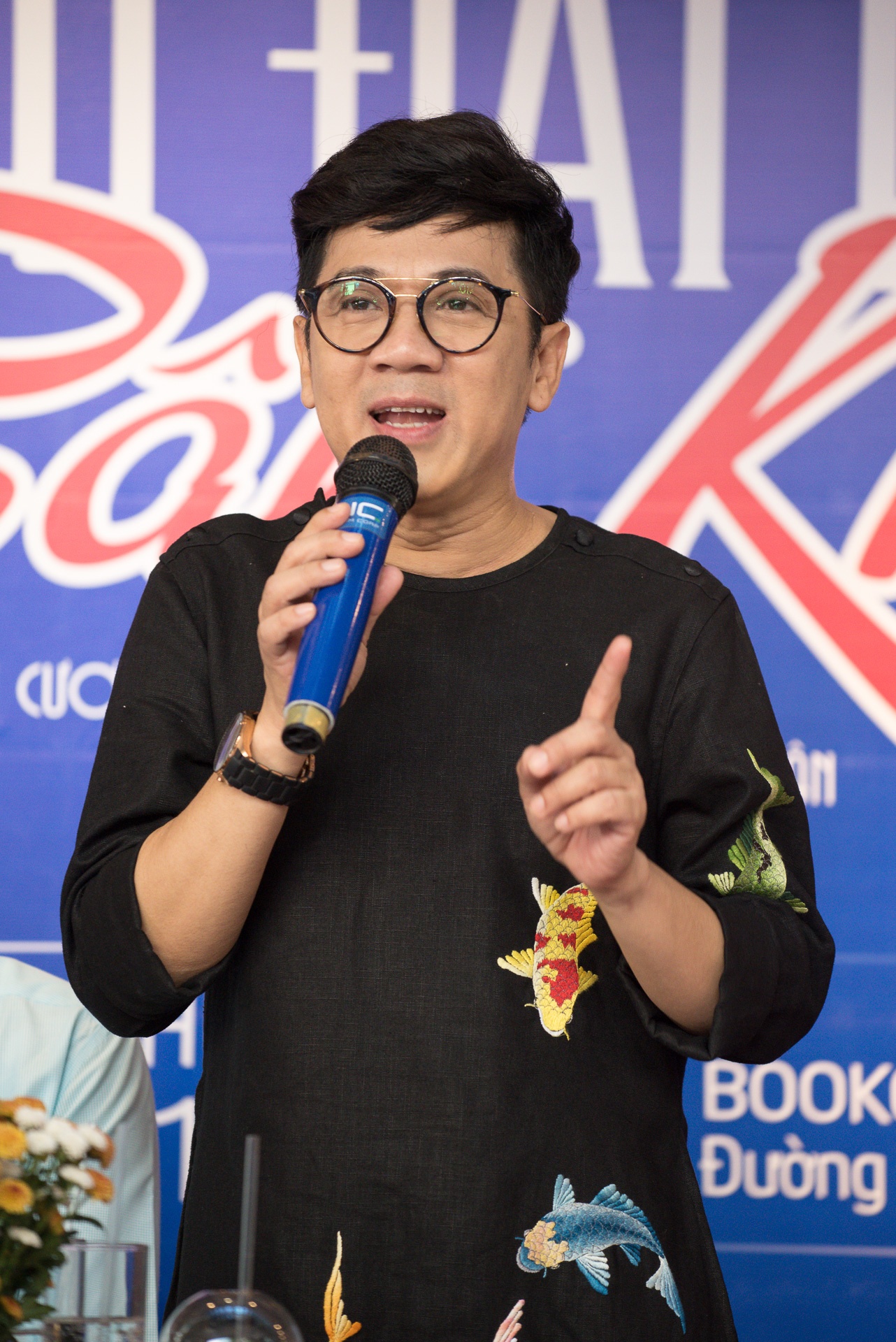 khan gia ngoi kin duong sach giao luu voi nghe si anh 4